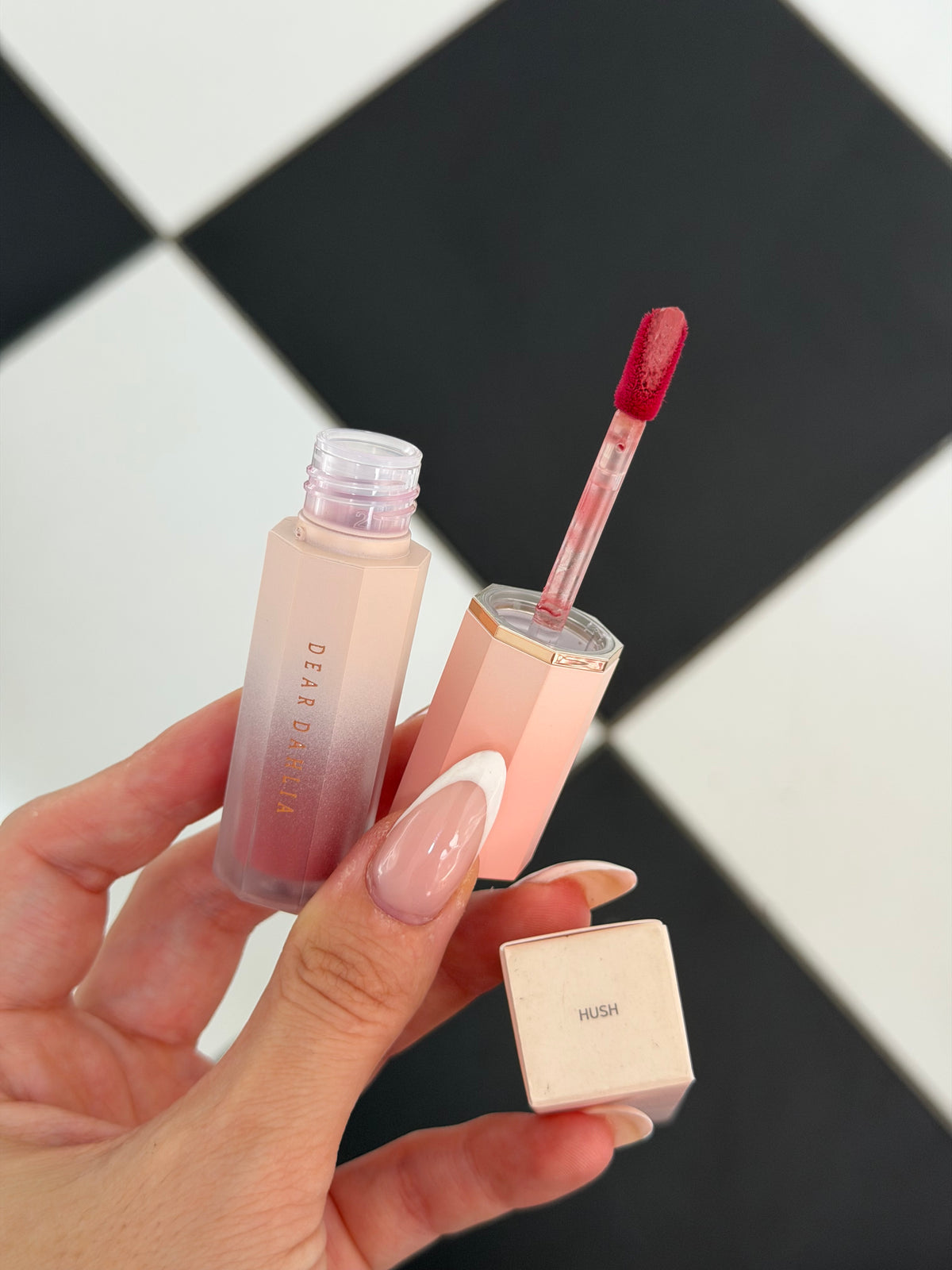 DEAR DAHLIA Blooming Edition - Hush
Petal Touch Plumping Lip Velour - Lip Stain