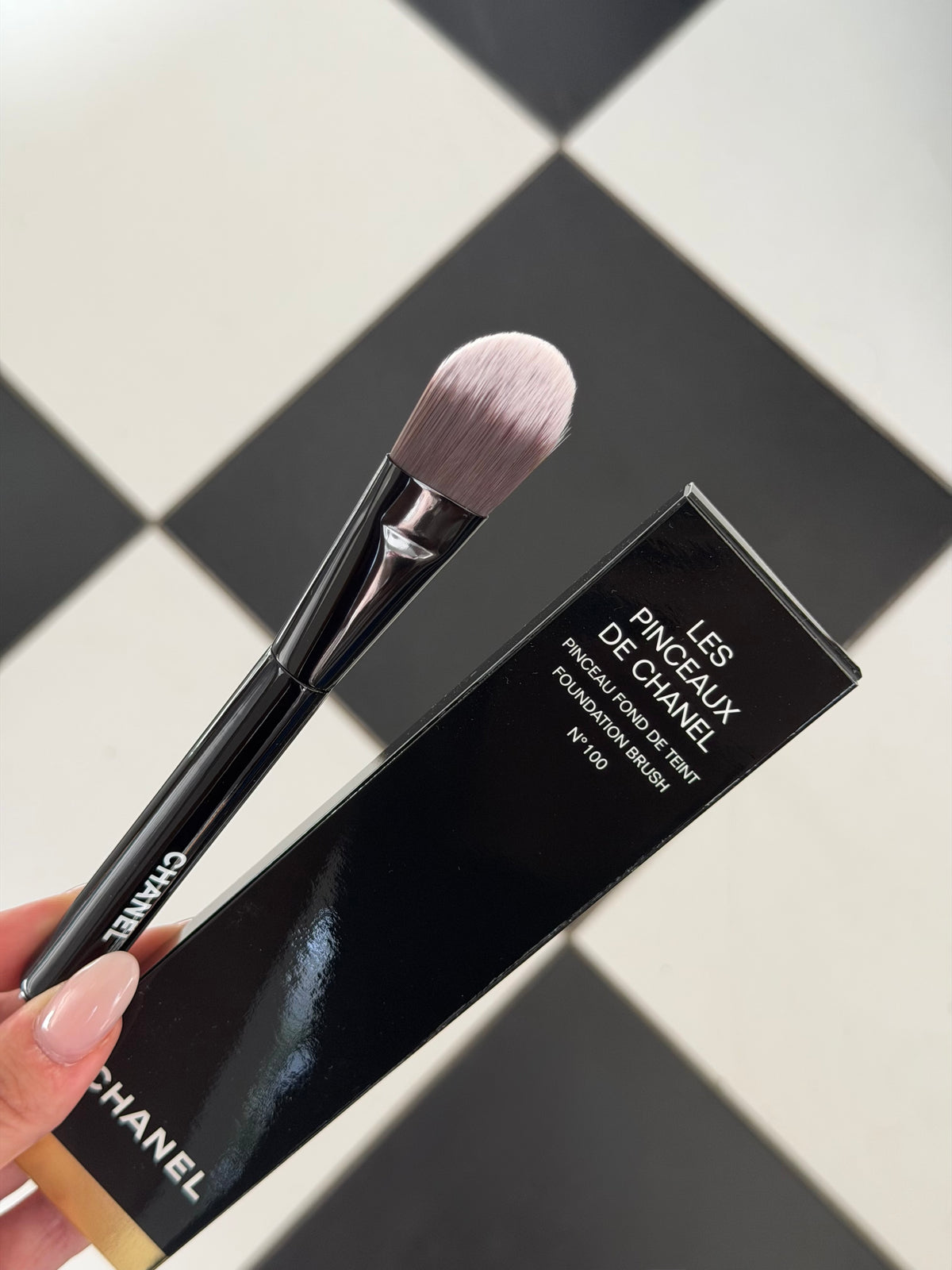 CHANEL Les Pinceaux De Chanel
Foundation Brush N°100