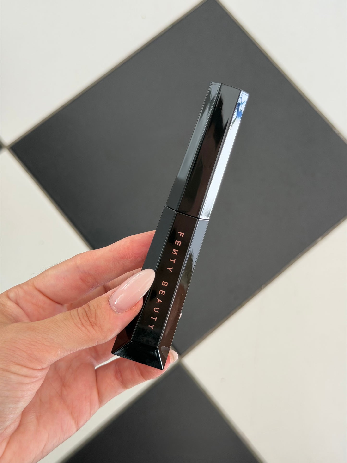 FENTY BEAUTY Hella Thicc Voluminizing Mascara (01)