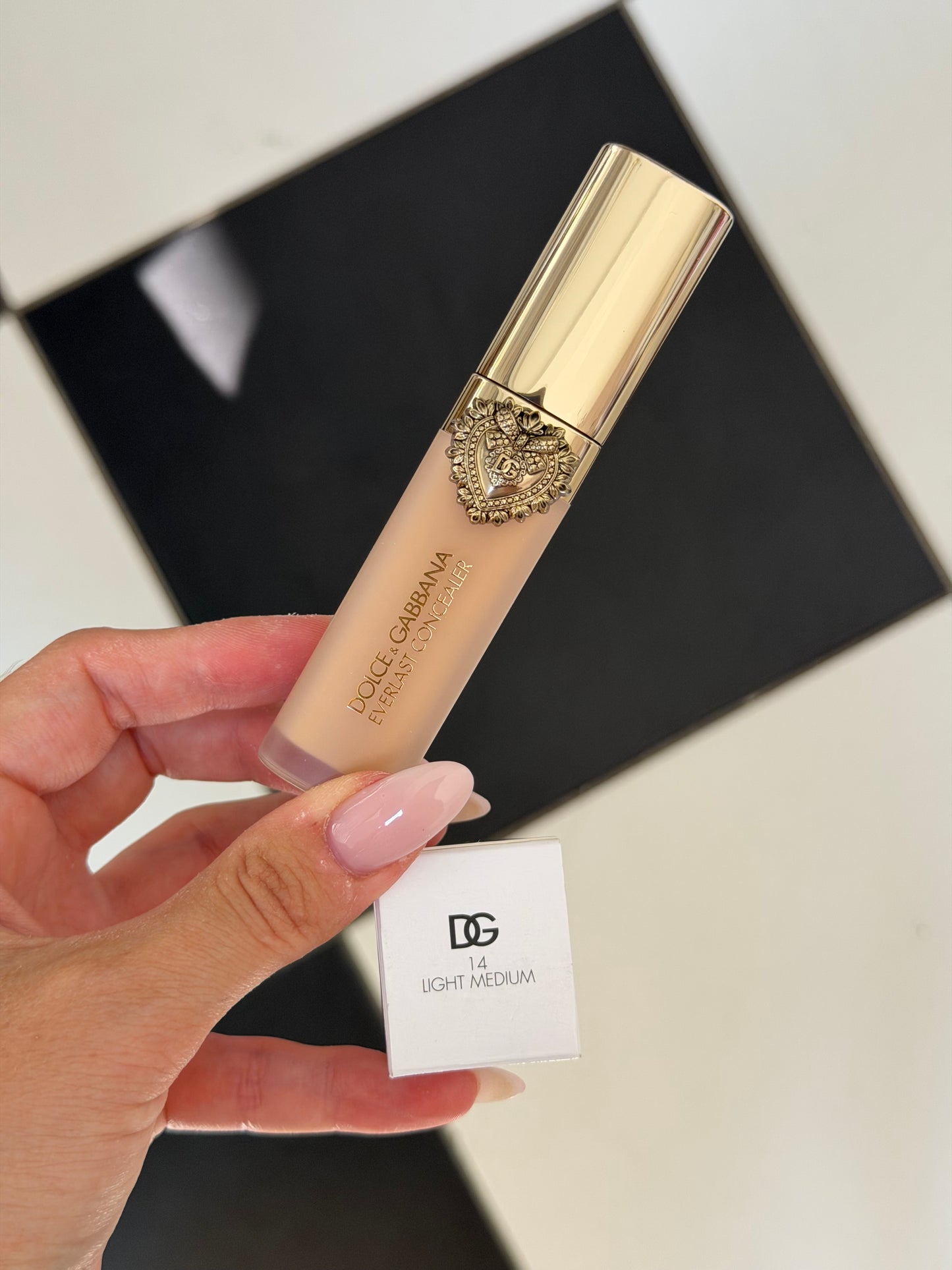 DOLCE&GABBANA Everlast Concealer 
24H Wear Crease-Proof Hydrating (14)