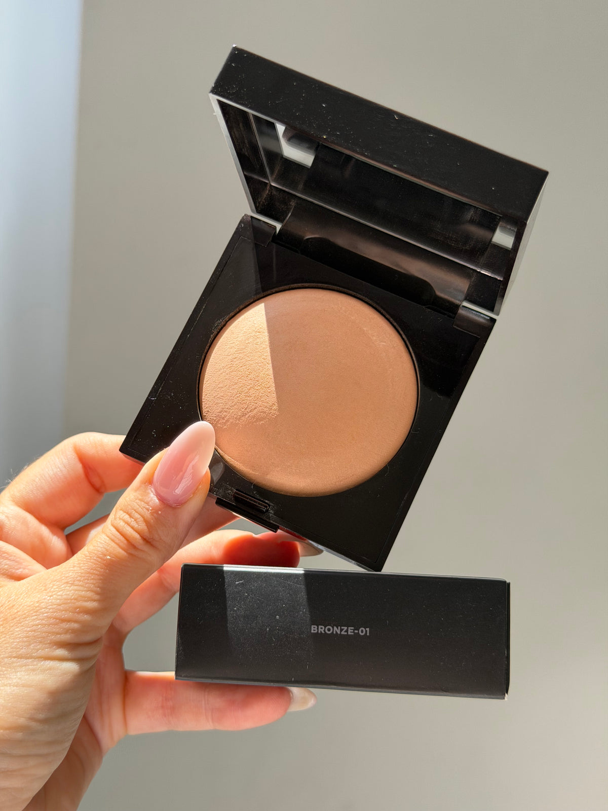 LAURA MERCIER Matte Radiance Baked Face Powder 
Soft Matte Radiance