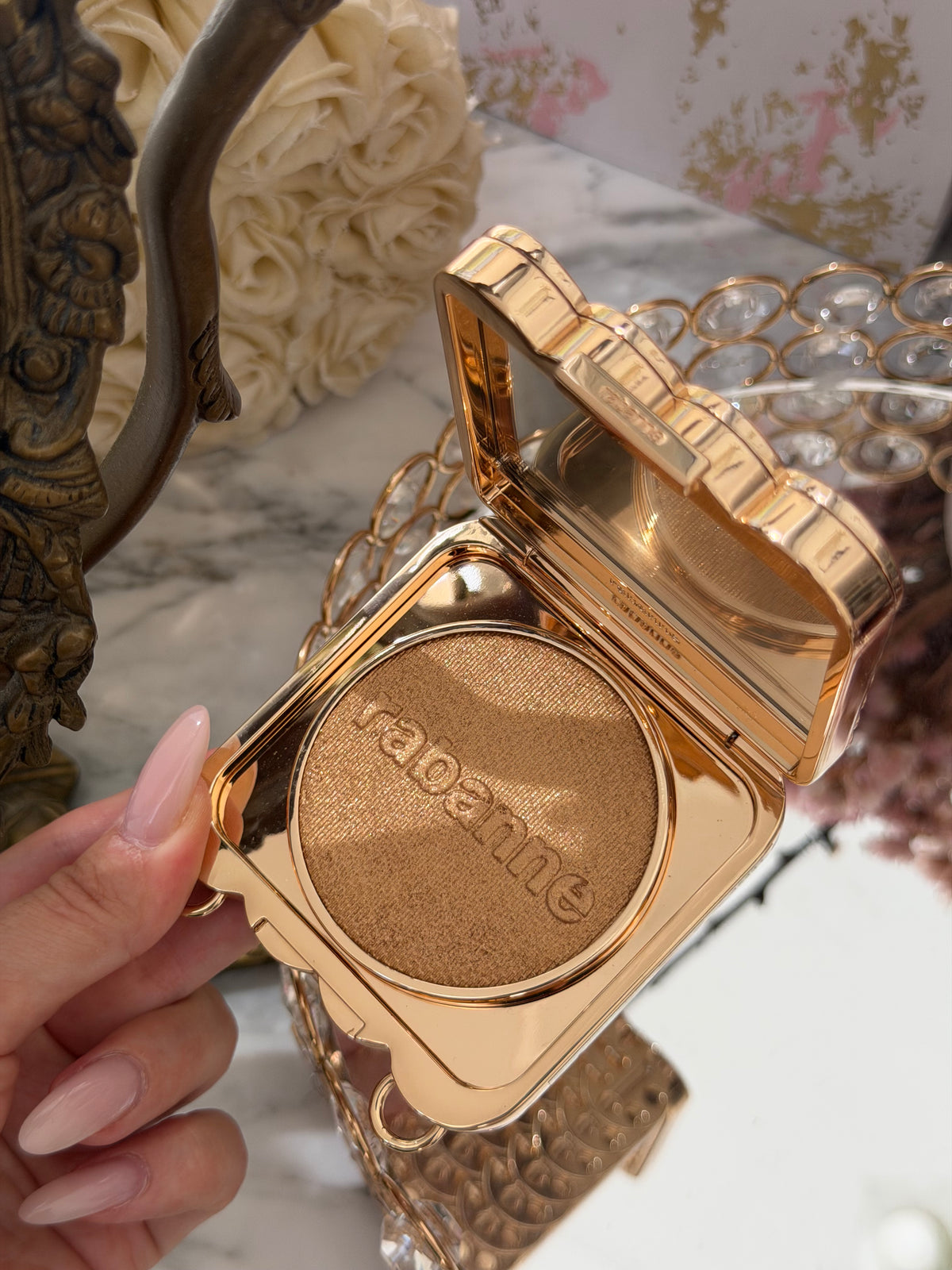 PACO RABANNE 1969 Makeup Clutch
Ultra-Shiny, All-Over Luminizer, Second Skin Comfort