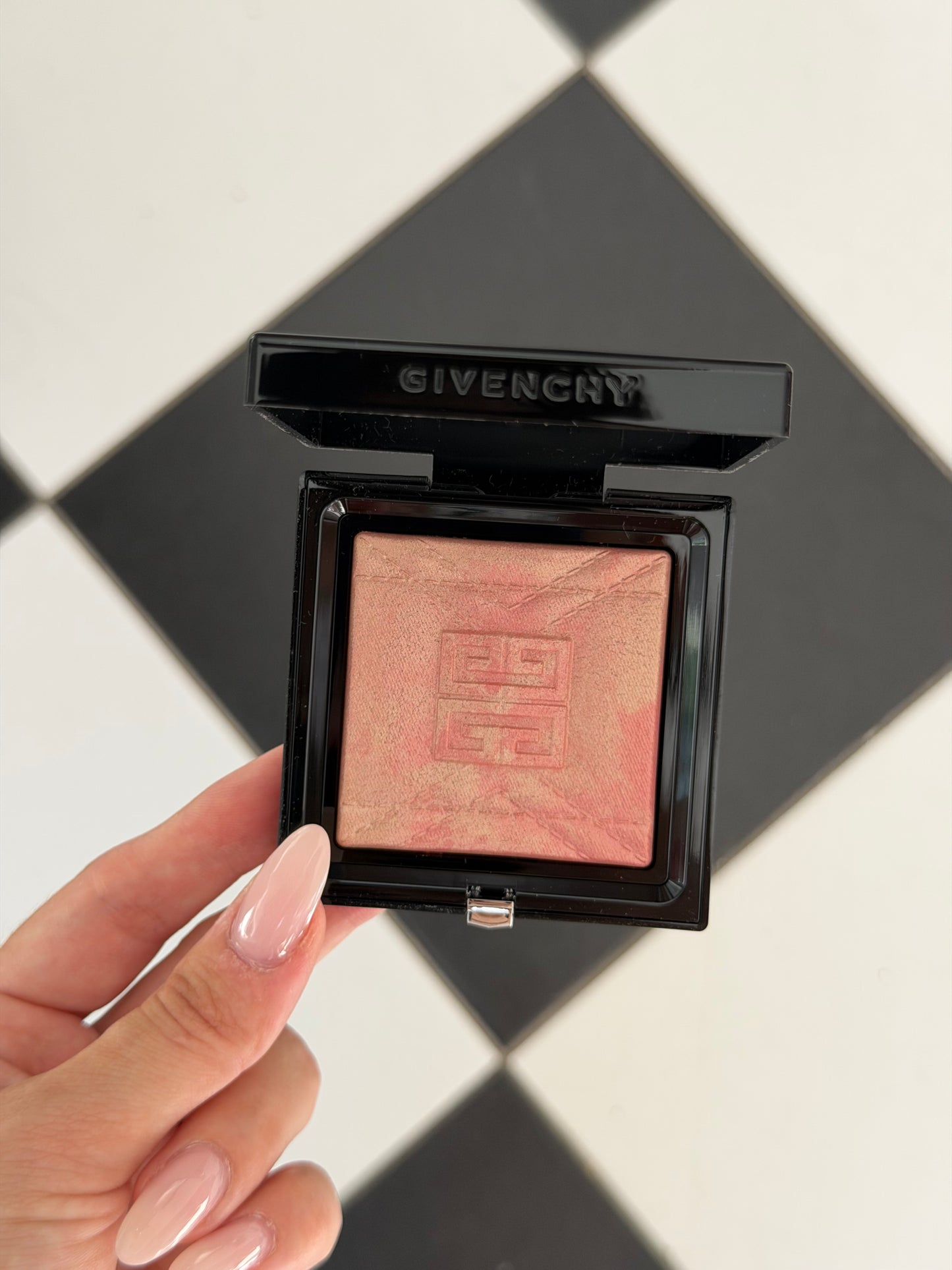GIVENCHY Prisme Libre Highlighter Powder (004)
Long-lasting Hydrating And Marbled