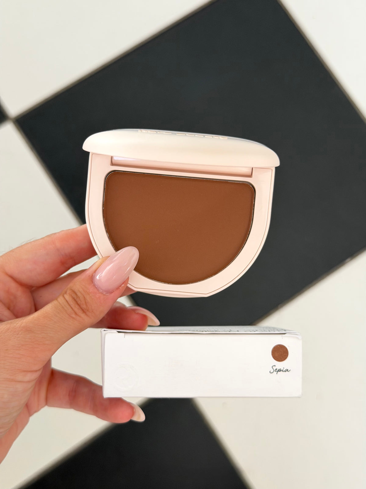 RARE BEAUTY True To Myself Tinted Pressed Finishing Powder - Sepia