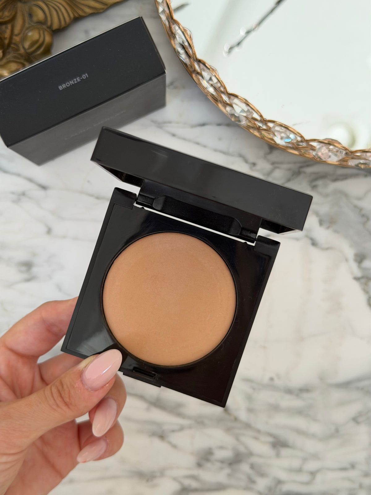 LAURA MERCIER Matte Radiance Baked Face Powder 
Soft Matte Radiance