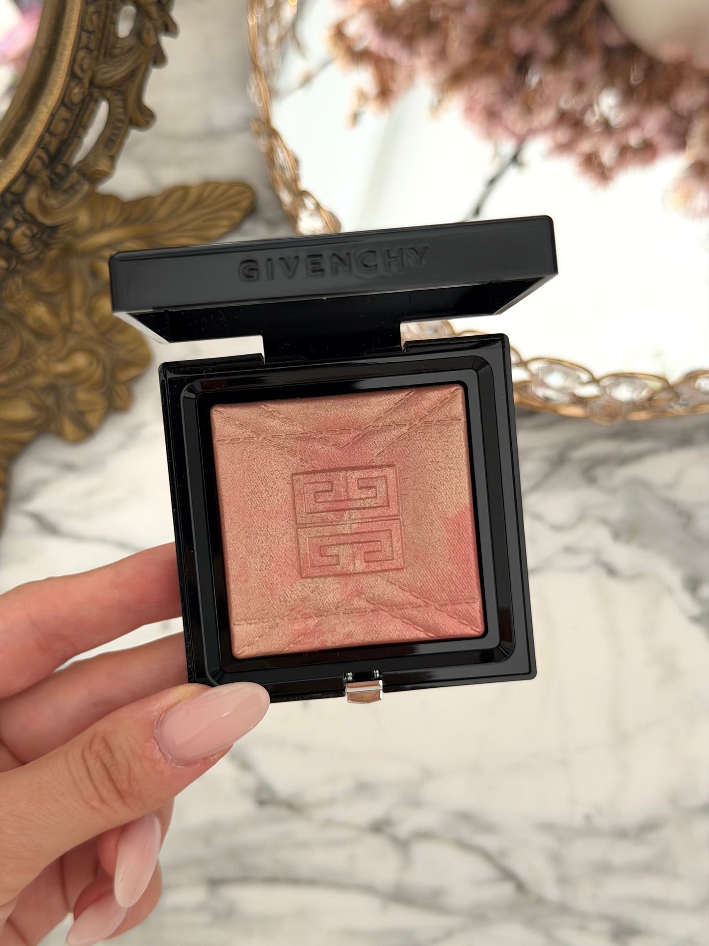 GIVENCHY Prisme Libre Highlighter Powder (004)
Long-lasting Hydrating And Marbled