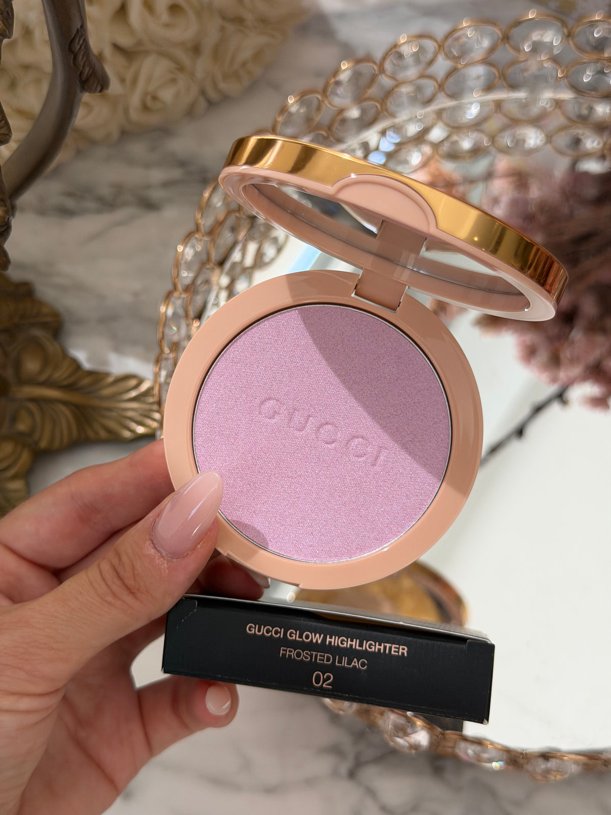 GUCCI Glow Highlighter (02)
Multi-Use Silky Illuminating Powder