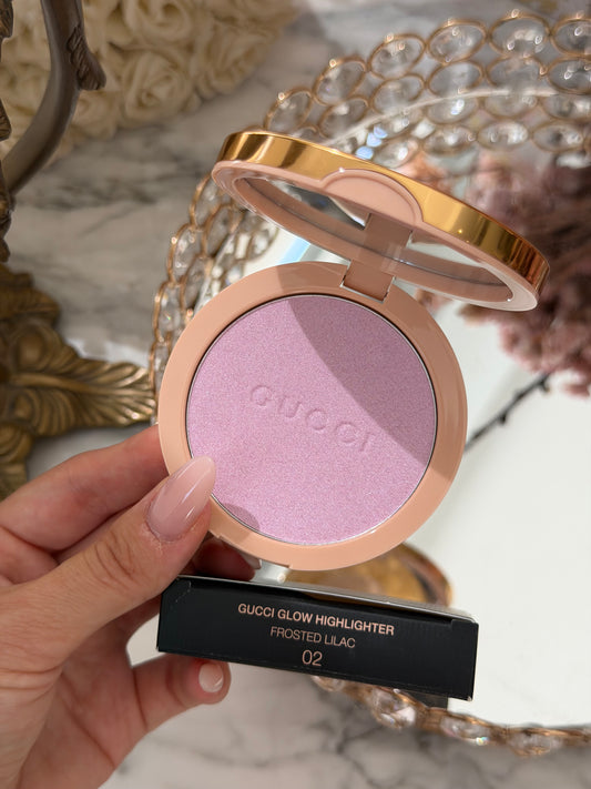 GUCCI Glow Highlighter (02)
Multi-Use Silky Illuminating Powder