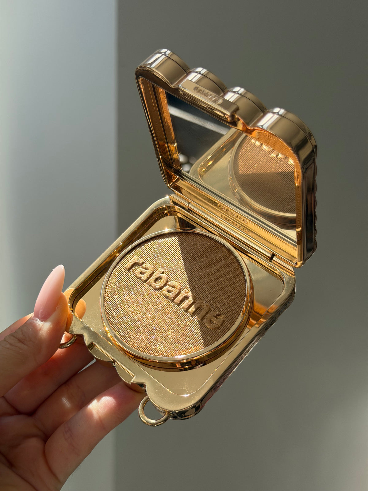 PACO RABANNE 1969 Makeup Clutch
Ultra-Shiny, All-Over Luminizer, Second Skin Comfort