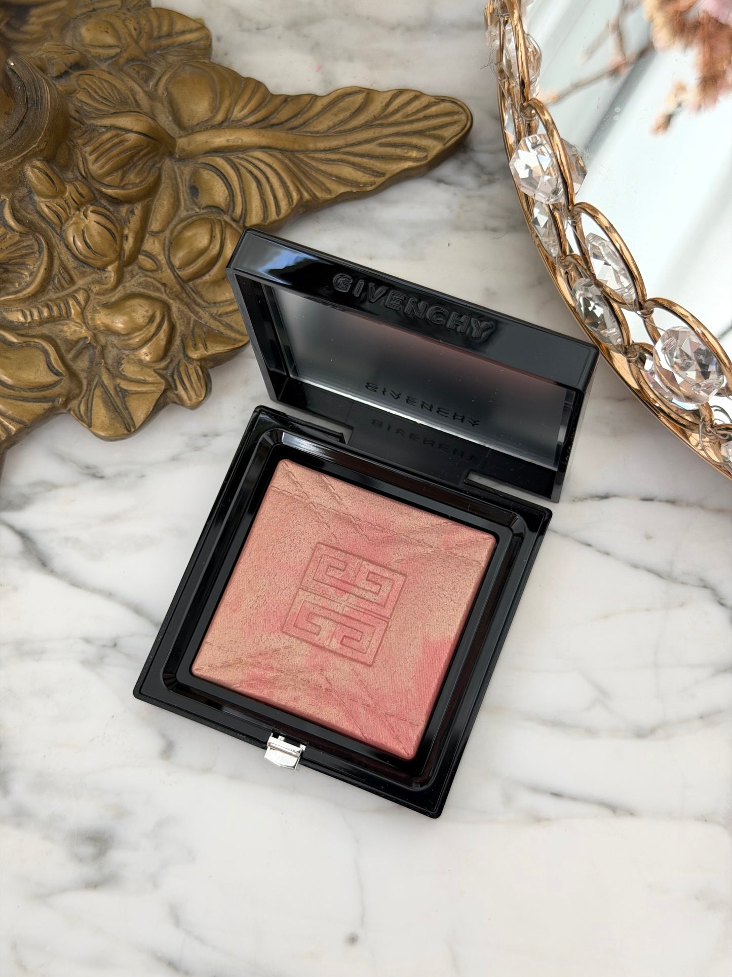 GIVENCHY Prisme Libre Highlighter Powder (004)
Long-lasting Hydrating And Marbled