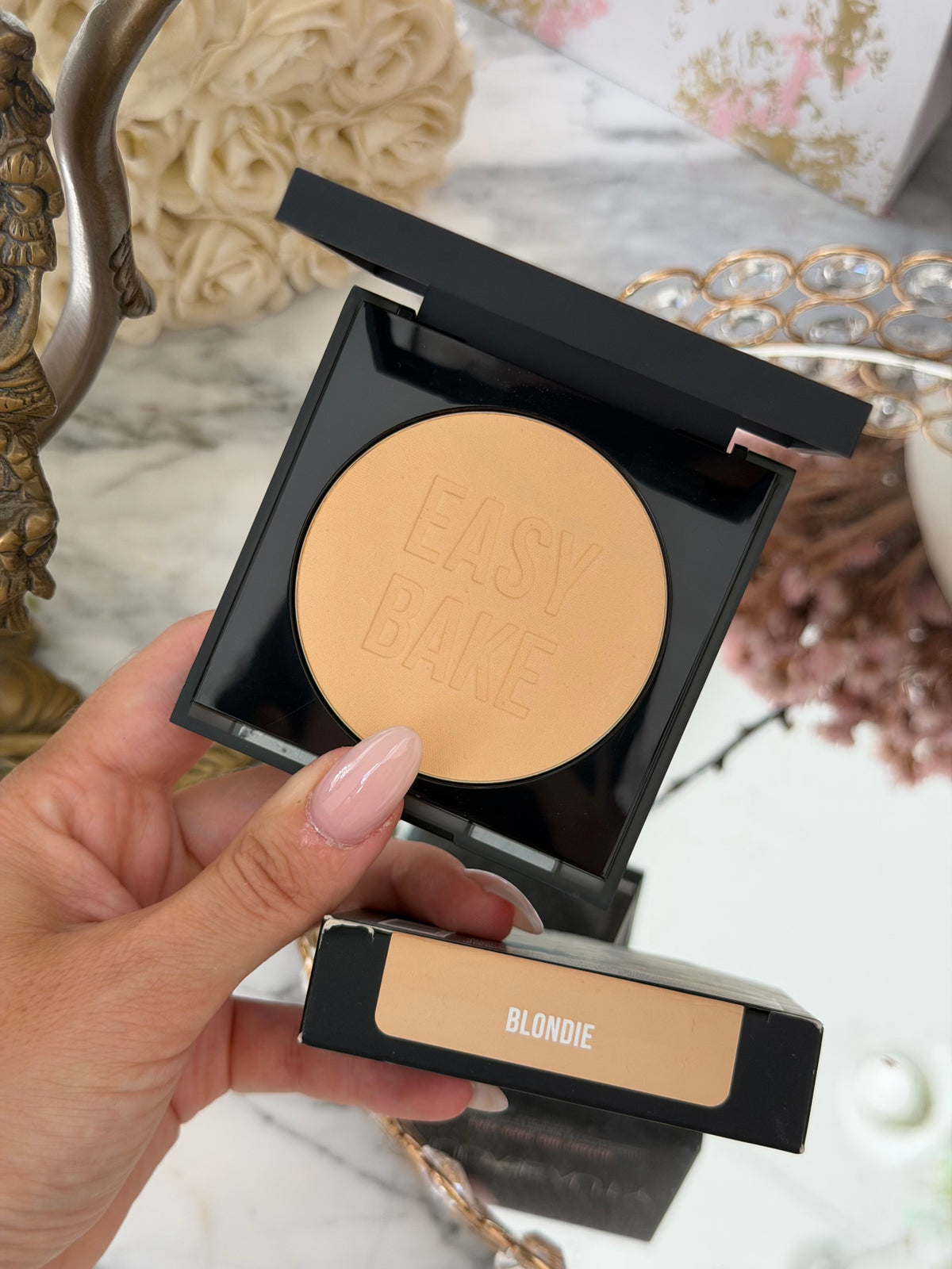 HUDA BEAUTY Easy Bake and Snatch Pressed Brightening and Setting Powder - Blondie