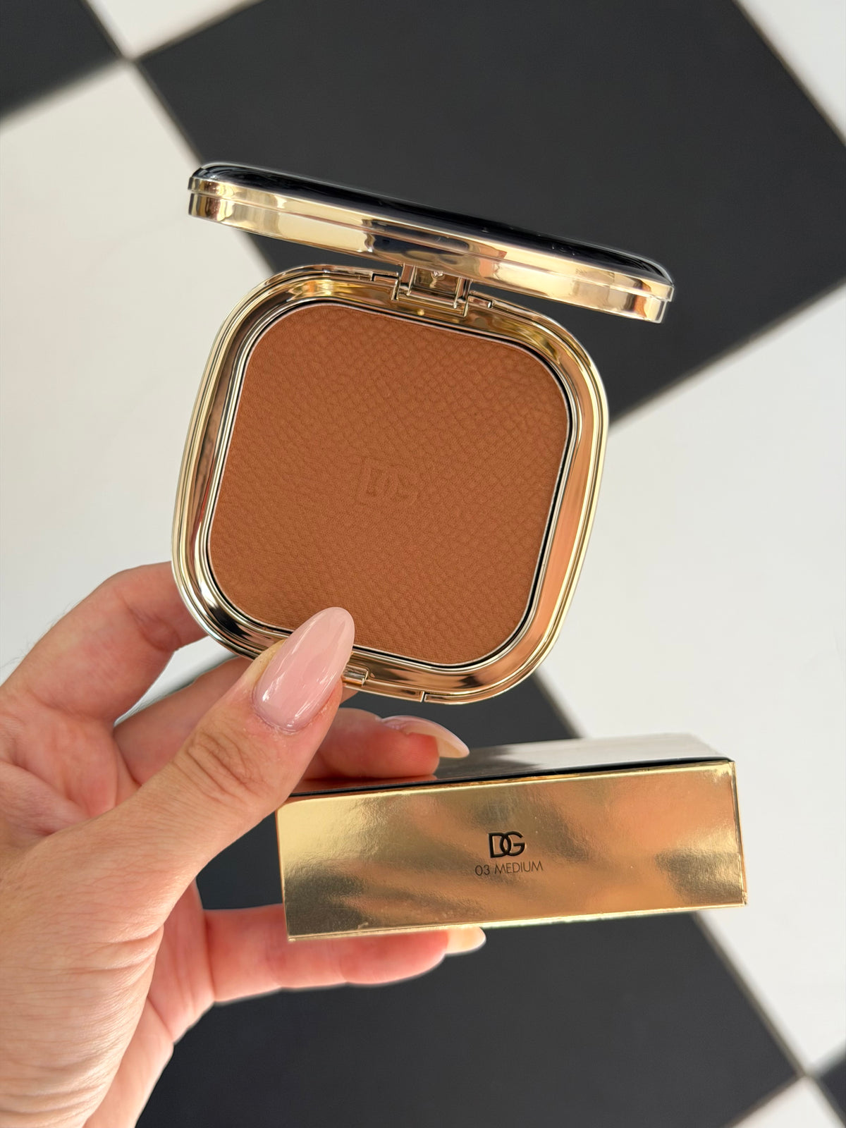 DOLCE&GABBANA Face&Eyes Match
Lasting Bronzer & Eyeshadow Powder (03)