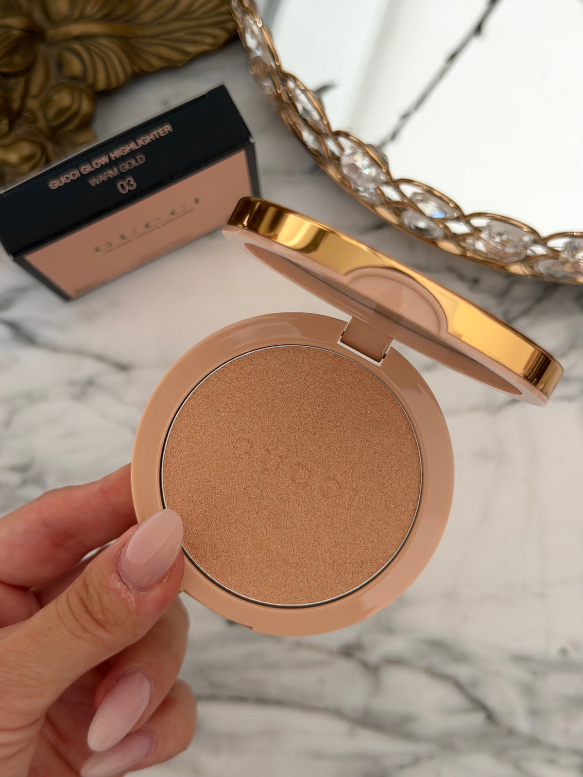 GUCCI Glow Highlighter (03)
Multi-Use Silky Illuminating Powder