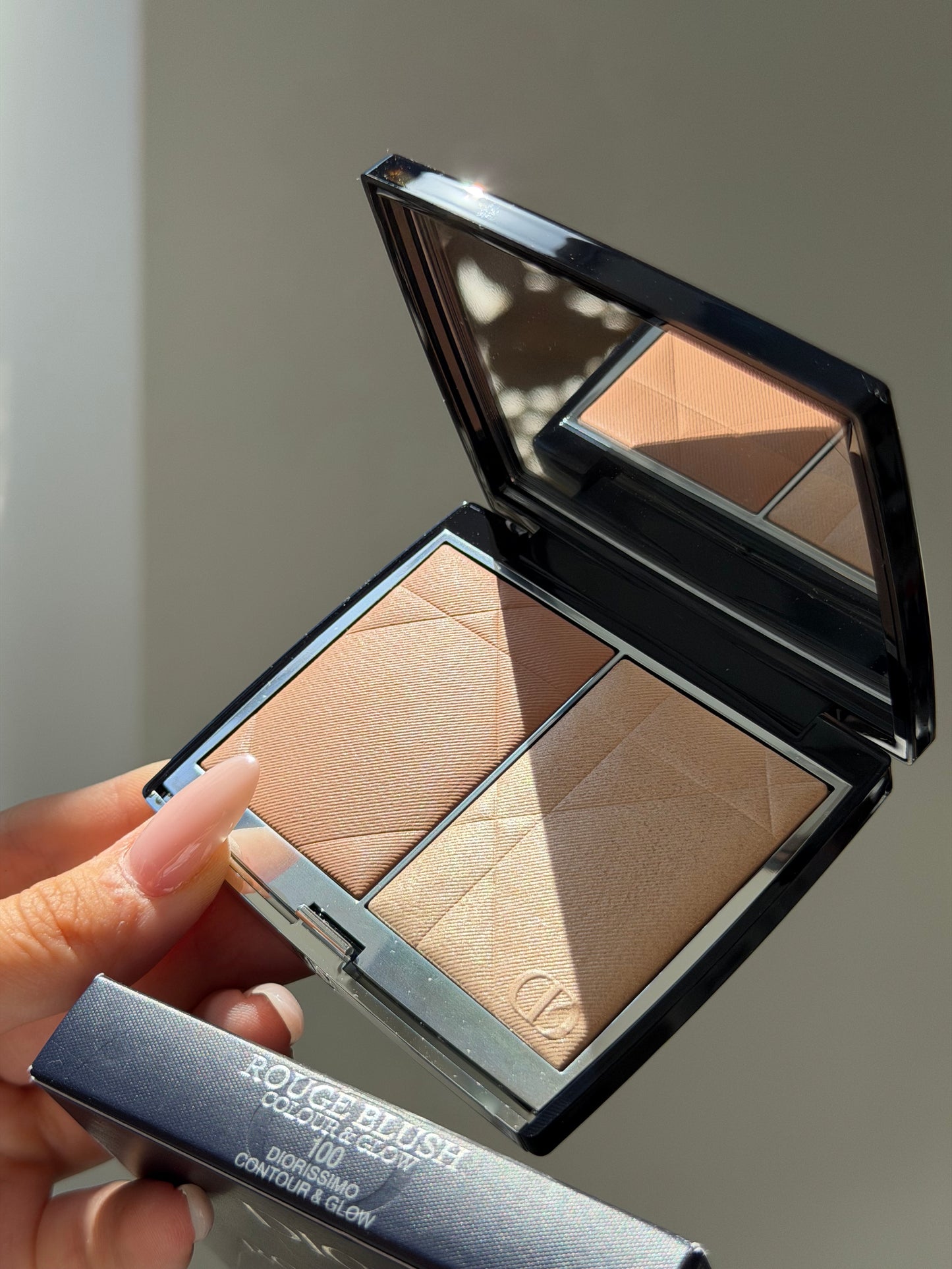 DIOR Rouge Blush Colour & Glow (100)
Multi-Use Face Palette – Color and Highlighter Duo