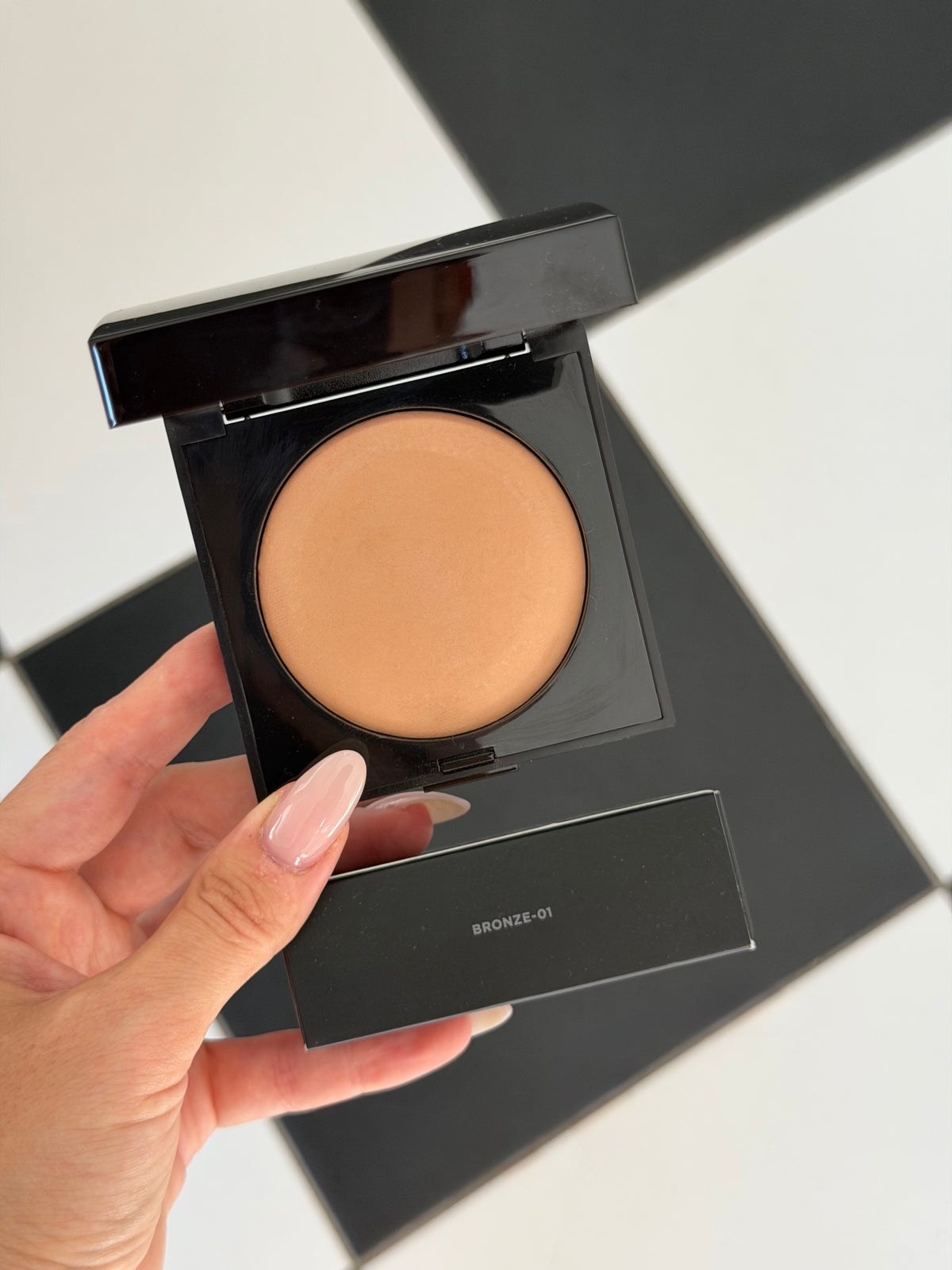LAURA MERCIER Matte Radiance Baked Face Powder 
Soft Matte Radiance