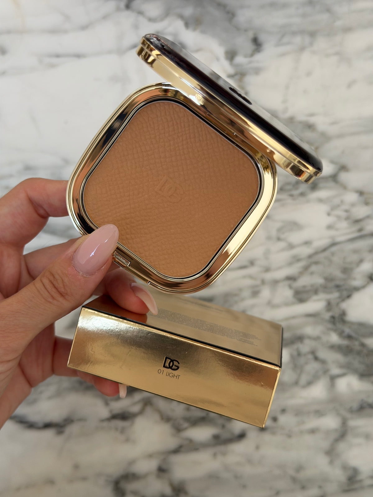 DOLCE&GABBANA Face&Eyes Match
Lasting Bronzer & Eyeshadow Powder (01)