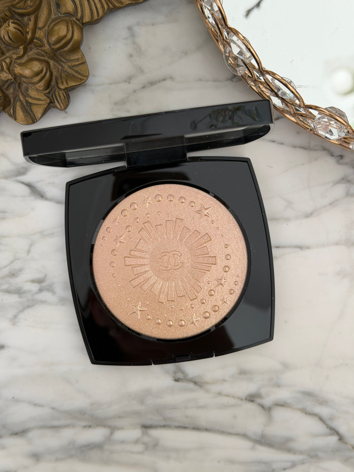CHANEL Diamond Dust
Oversize Illuminating Powder