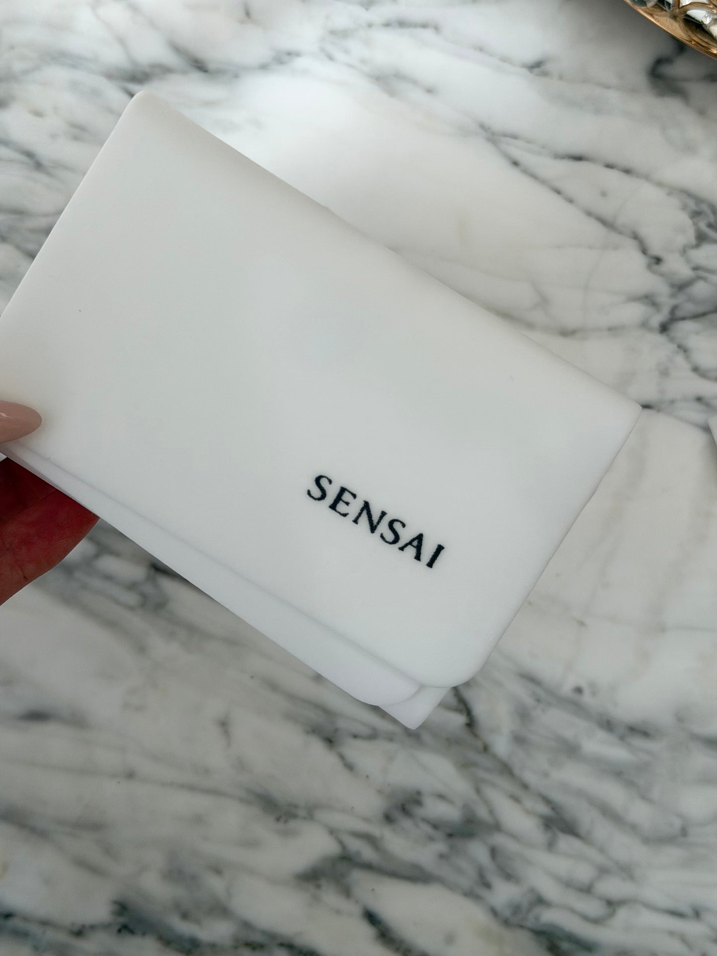 SENSAI 
Silky Purifying Sponge Chief