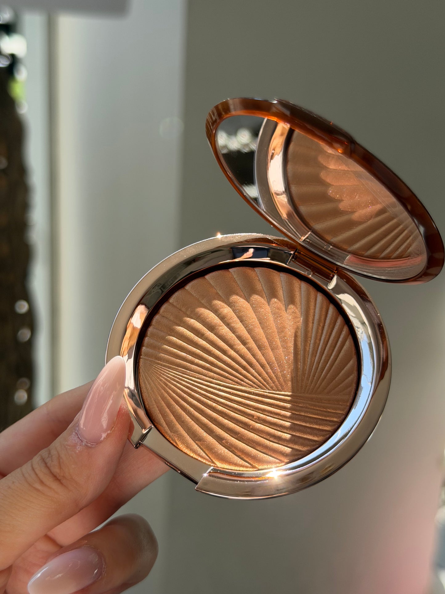 ESTÉE LAUDER Bronze Goddess
Highlighting Powder Gelée (02)