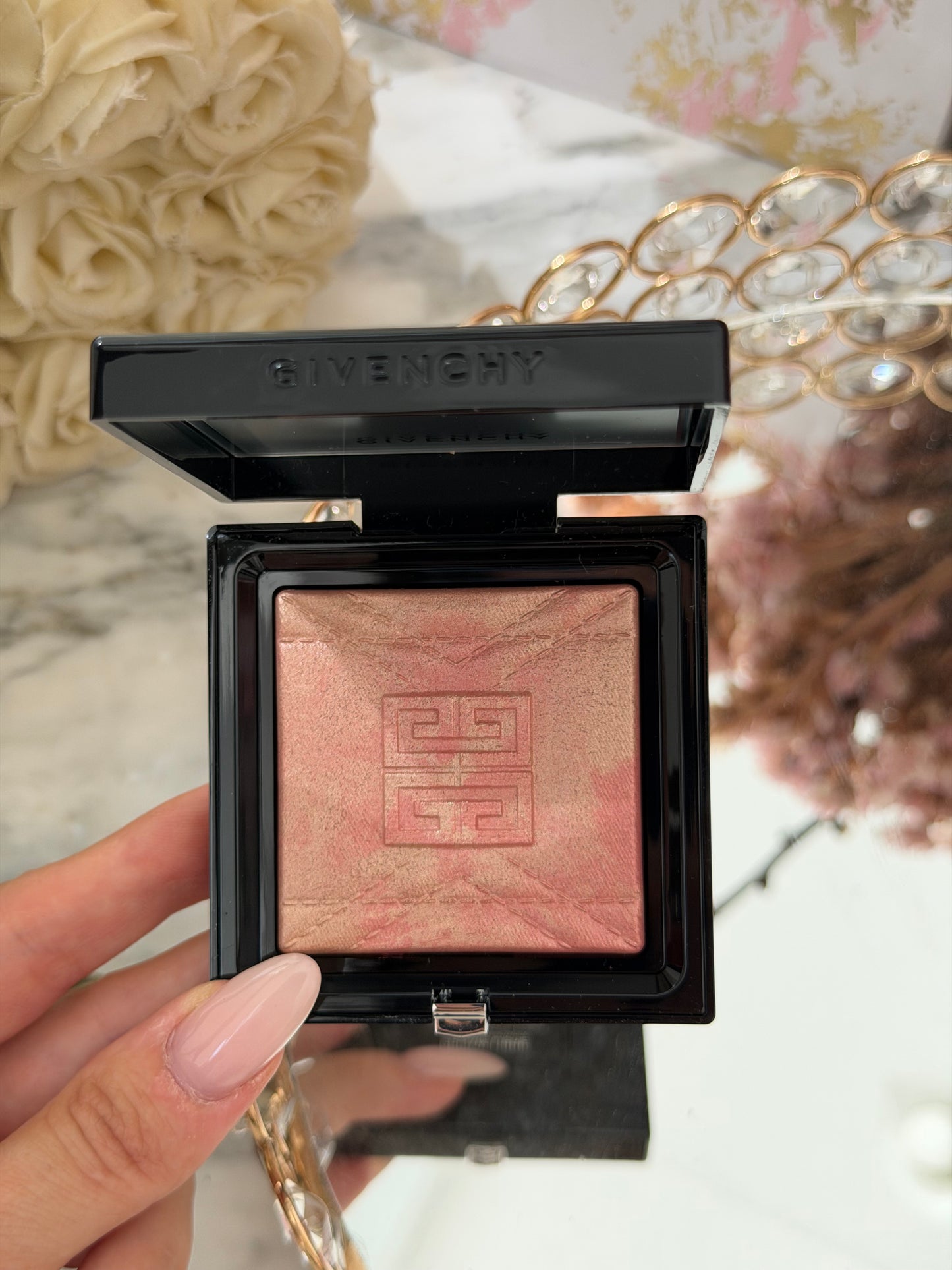 GIVENCHY Prisme Libre Highlighter Powder (004)
Long-lasting Hydrating And Marbled