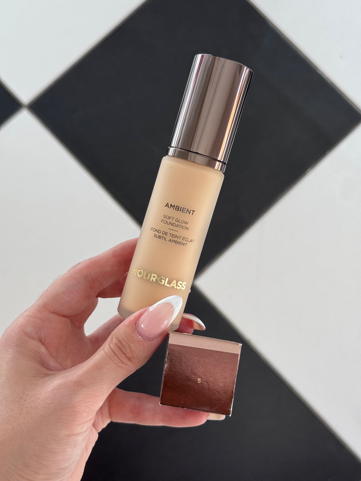 HOURGLASS Ambient Soft Glow Foundation (5)