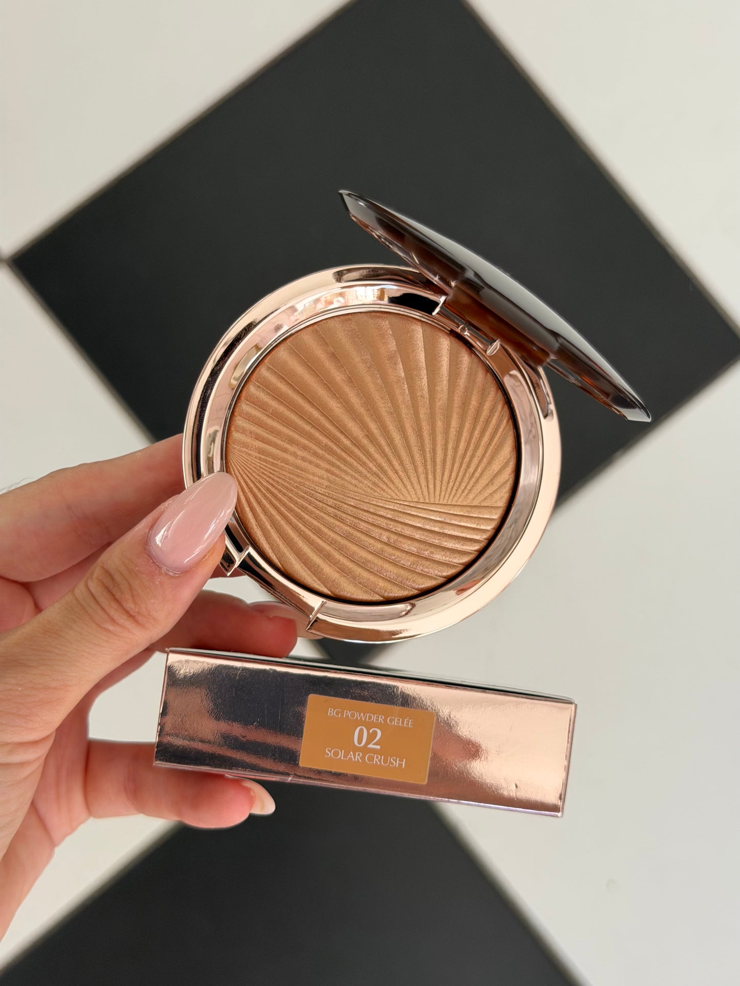 ESTÉE LAUDER Bronze Goddess
Highlighting Powder Gelée (02)