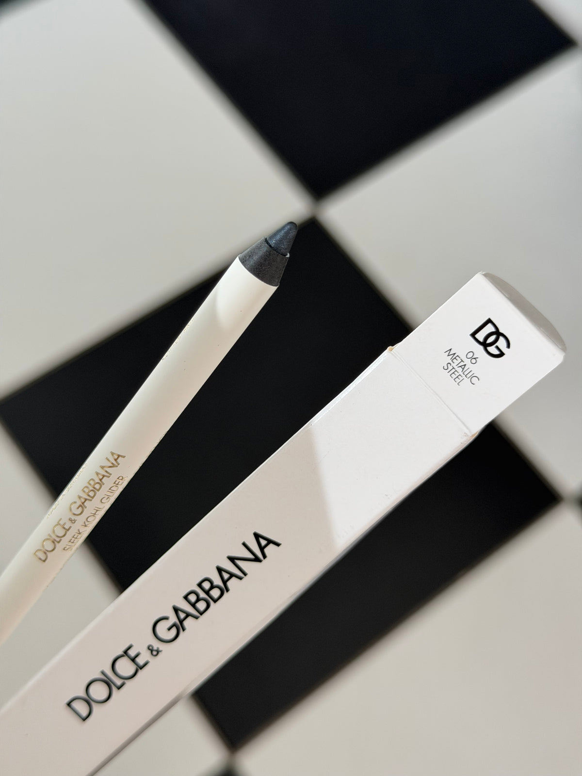DOLCE&GABBANA Sleek Khol Glider 
10H Lasting Intense Color Eye Pencil (06)