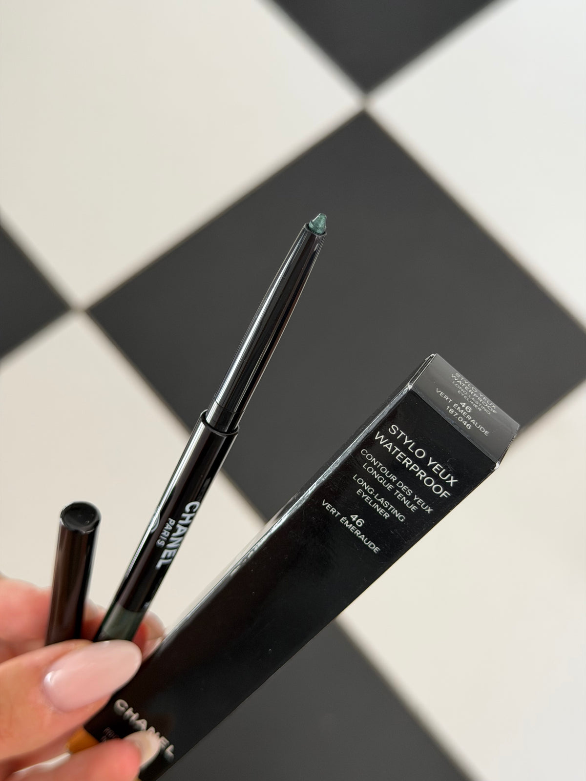 CHANEL Stylo Eyes Waterproof (46)
Long-Lasting Eyeliner