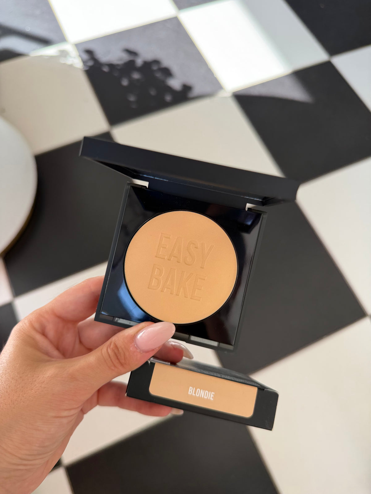 HUDA BEAUTY Easy Bake and Snatch Pressed Brightening and Setting Powder - Blondie