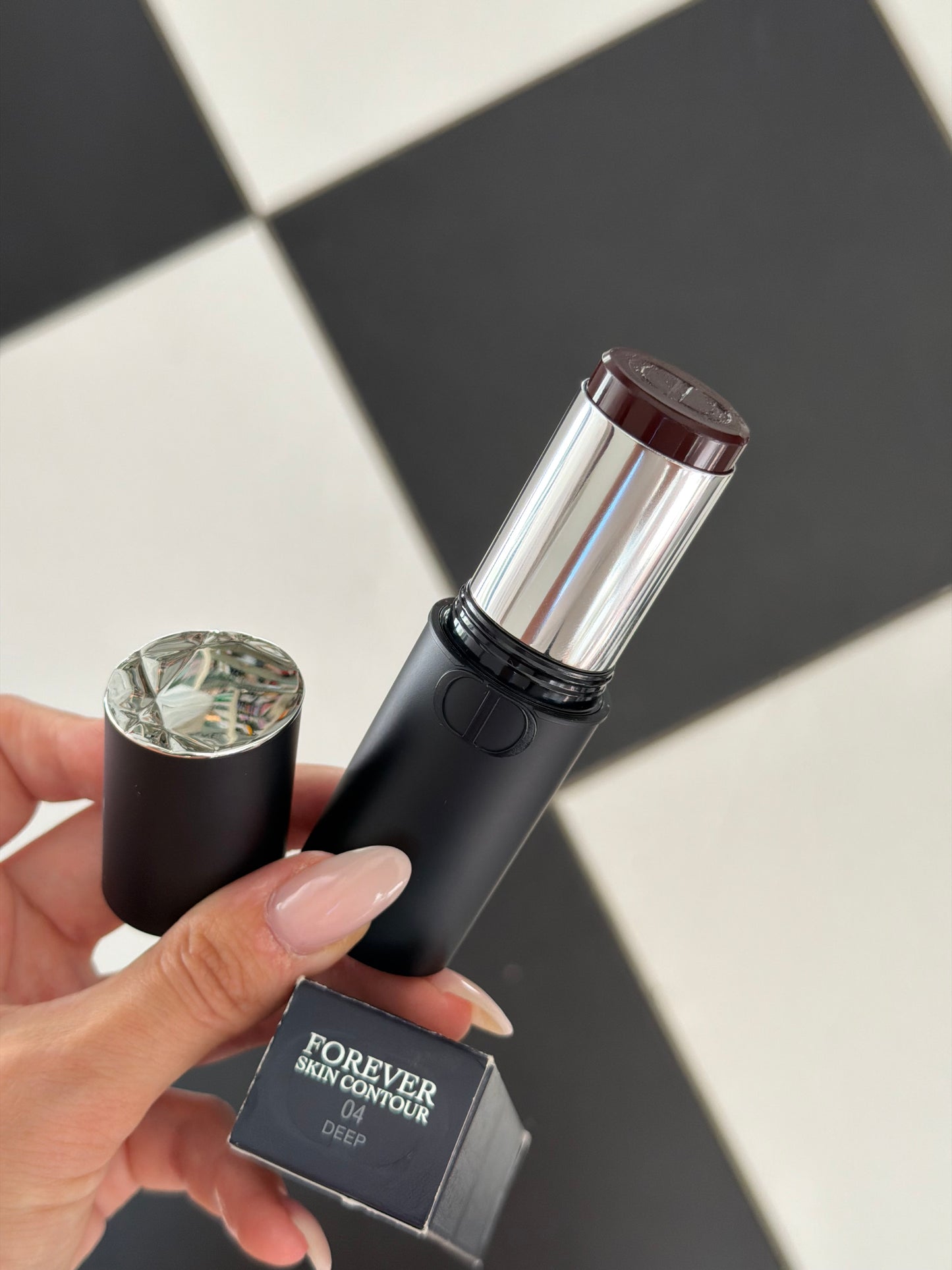 DIOR Forever Skin Contour (04)
Sculpting and Bronzing Face Stick - Seamless Perfection - 24H Wear and Hydration