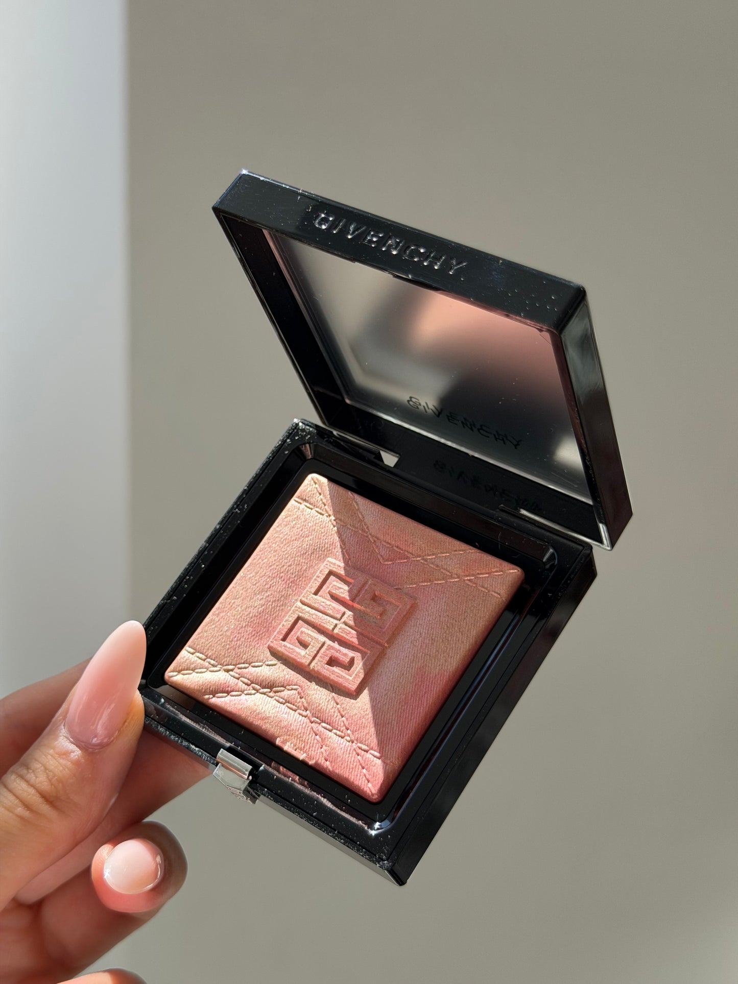GIVENCHY Prisme Libre Highlighter Powder (004)
Long-lasting Hydrating And Marbled