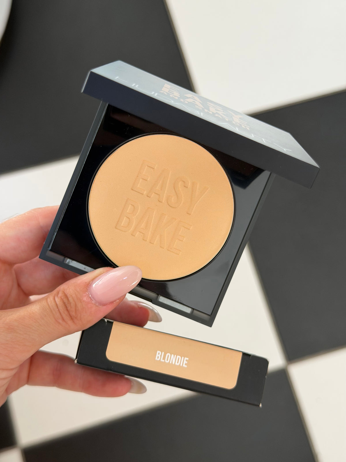 HUDA BEAUTY Easy Bake and Snatch Pressed Brightening and Setting Powder - Blondie