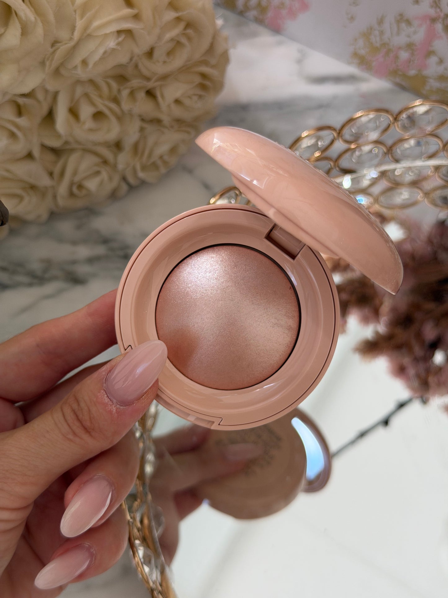 RARE BEAUTY Positive Light Silky Touch Highlighter - Mesmerize
