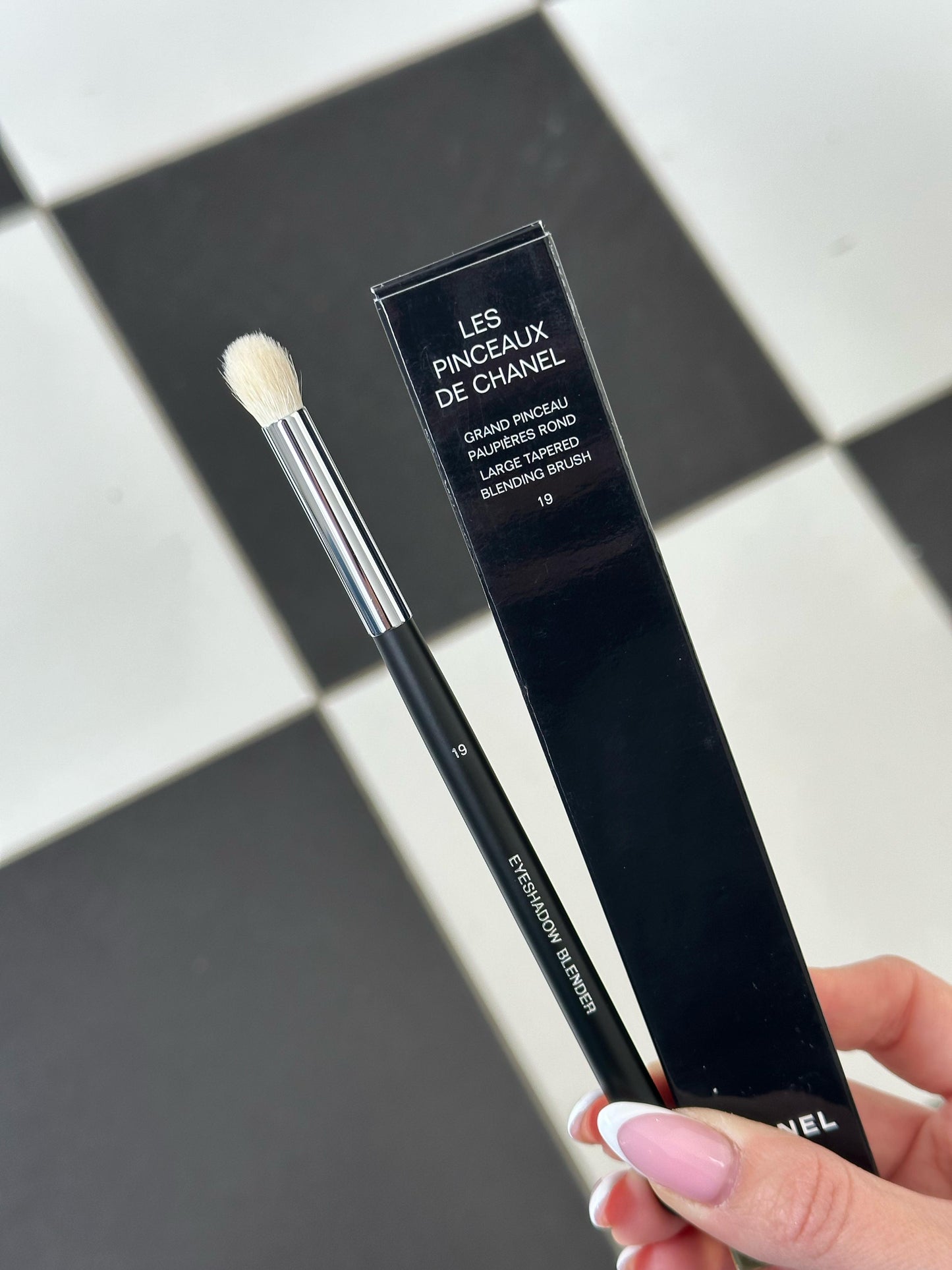 CHANEL Les Pinceaux De Chanel Large Tapered Blending Brush 19
