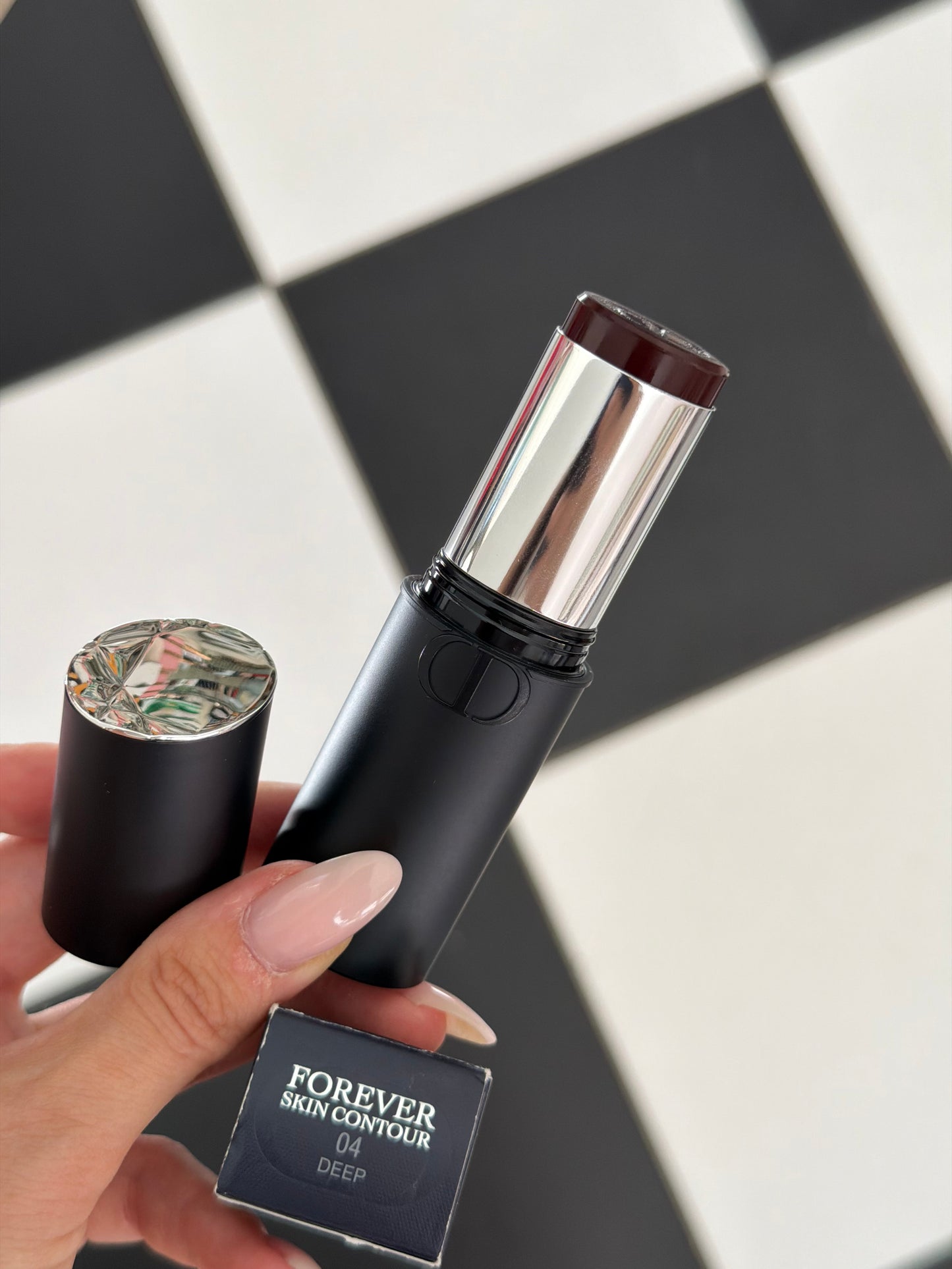 DIOR Forever Skin Contour (04)
Sculpting and Bronzing Face Stick - Seamless Perfection - 24H Wear and Hydration
