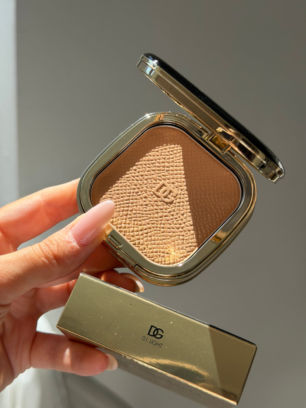 DOLCE&GABBANA Face&Eyes Match
Lasting Bronzer & Eyeshadow Powder (01)