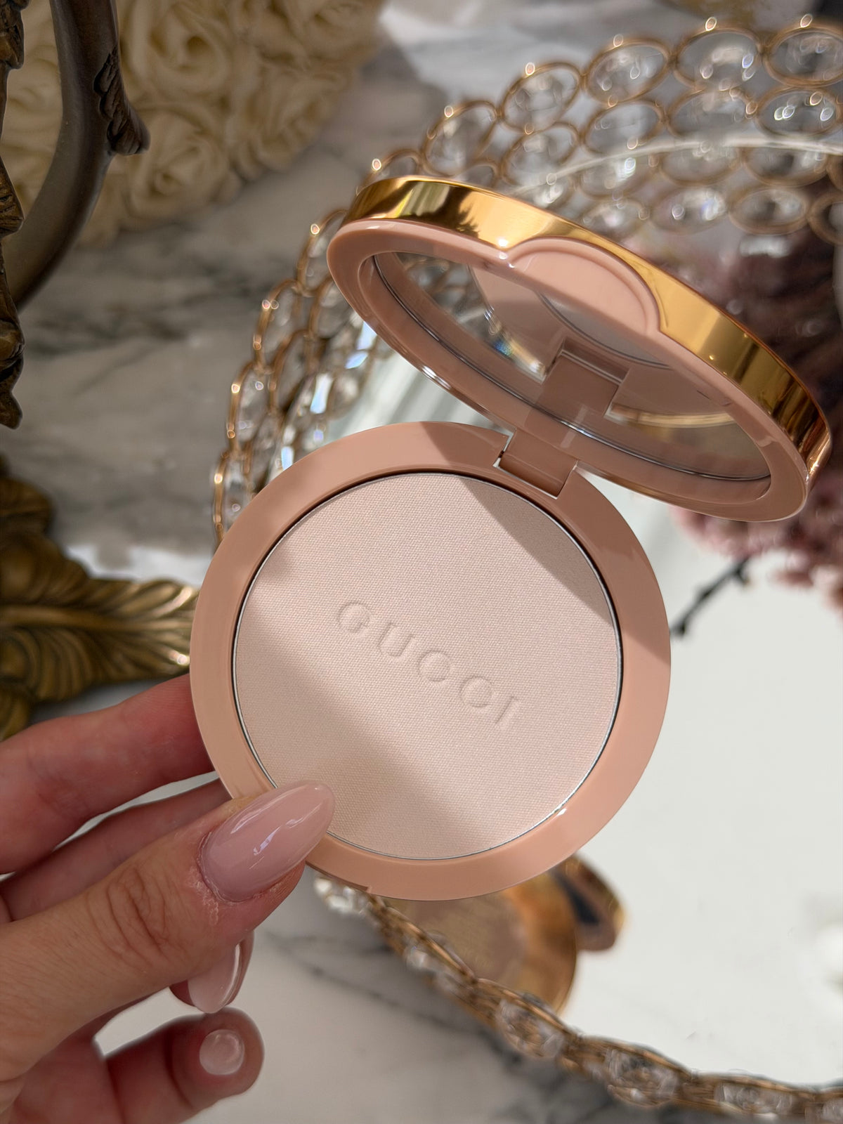 GUCCI Glow Highlighter (01)
Multi-Use Silky Illuminating Powder