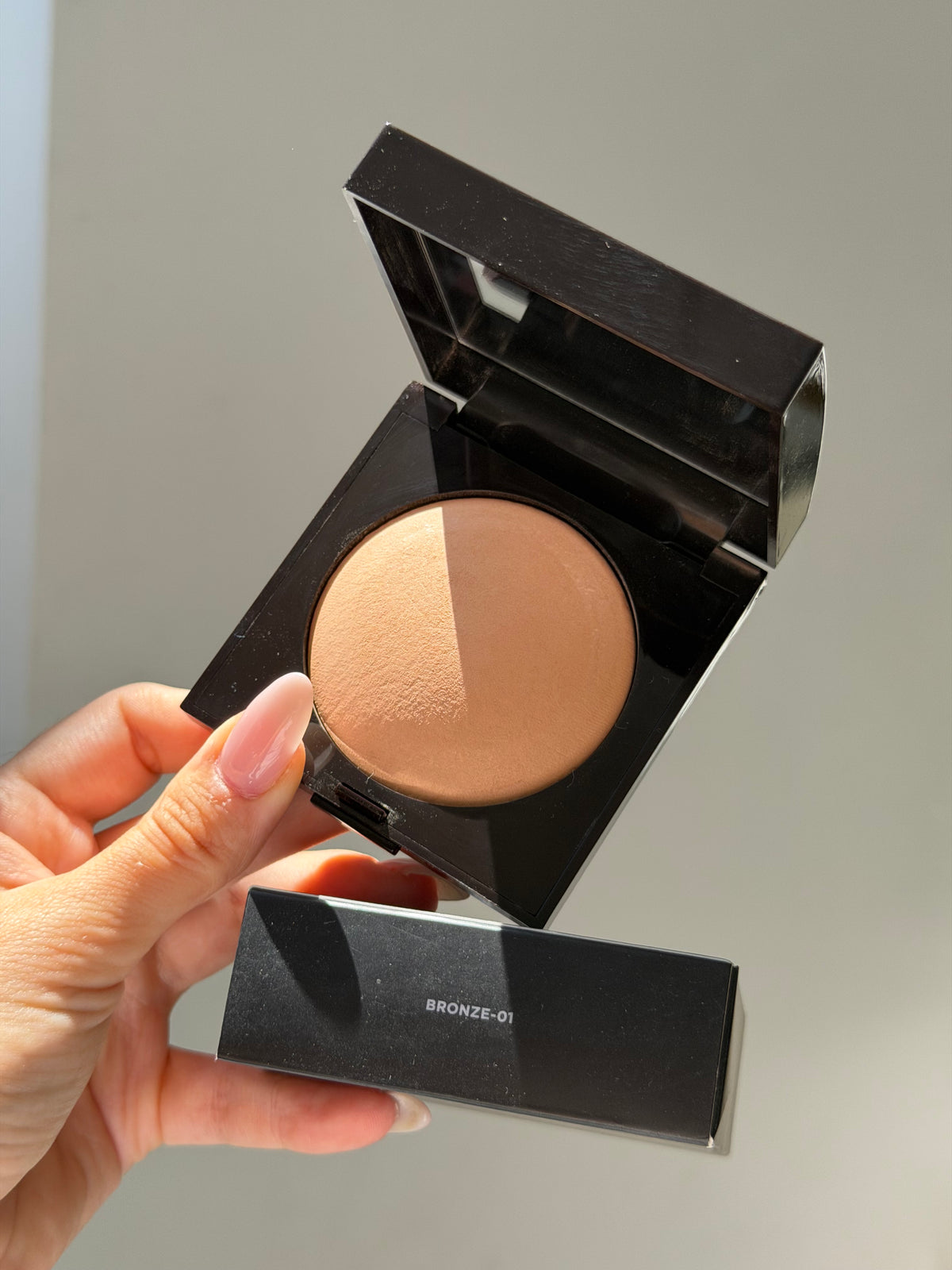 LAURA MERCIER Matte Radiance Baked Face Powder 
Soft Matte Radiance
