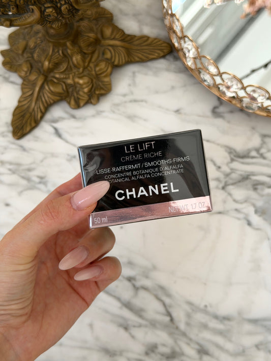 CHANEL Le Lift Crème Riche
Smooths-Firms