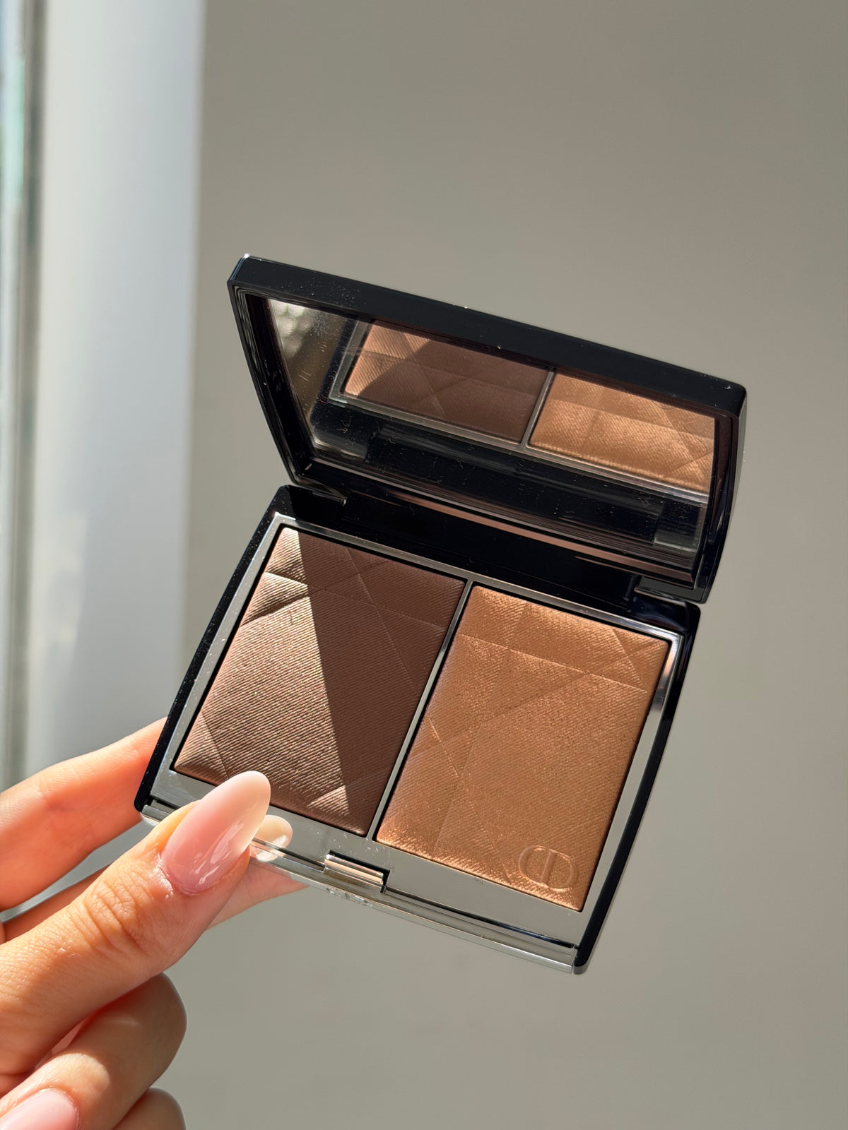 DIOR Rouge Blush Colour & Glow (200)
Multi-Use Face Palette – Color and Highlighter Duo
