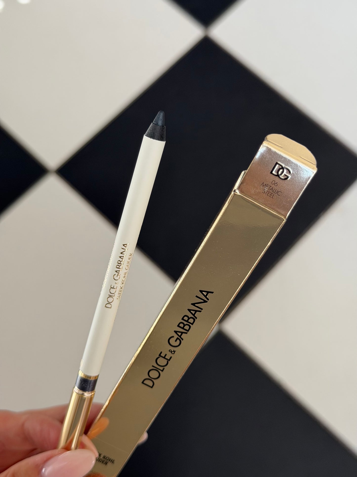 DOLCE&GABBANA Sleek Khol Glider 
10H Lasting Intense Color Eye Pencil (06)