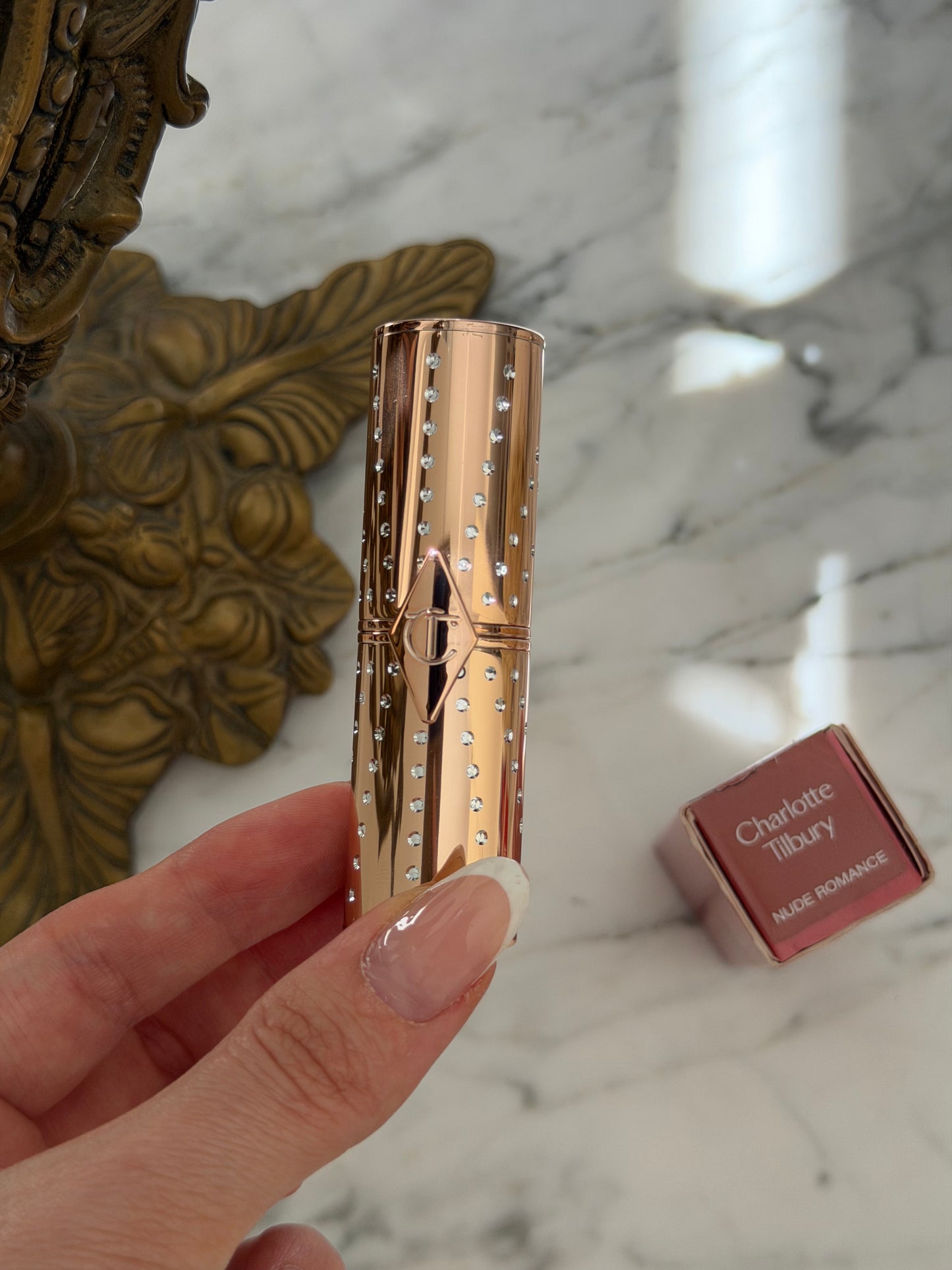CHARLOTTE TILBURY
Look Of Love Lipstick
K.I.S.S.I.N.G - Nude Romance