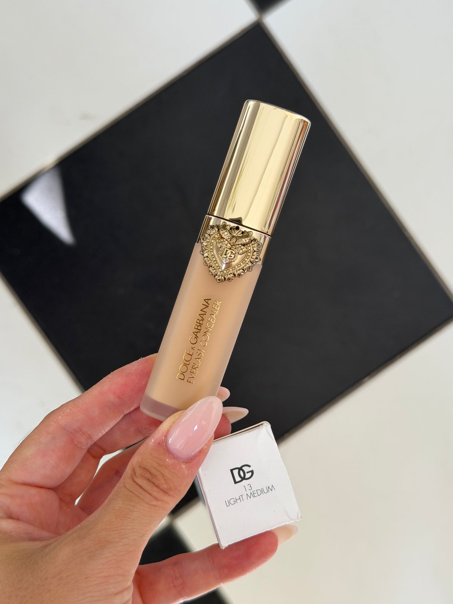 DOLCE&GABBANA Everlast Concealer 
24H Wear Crease-Proof Hydrating (13)