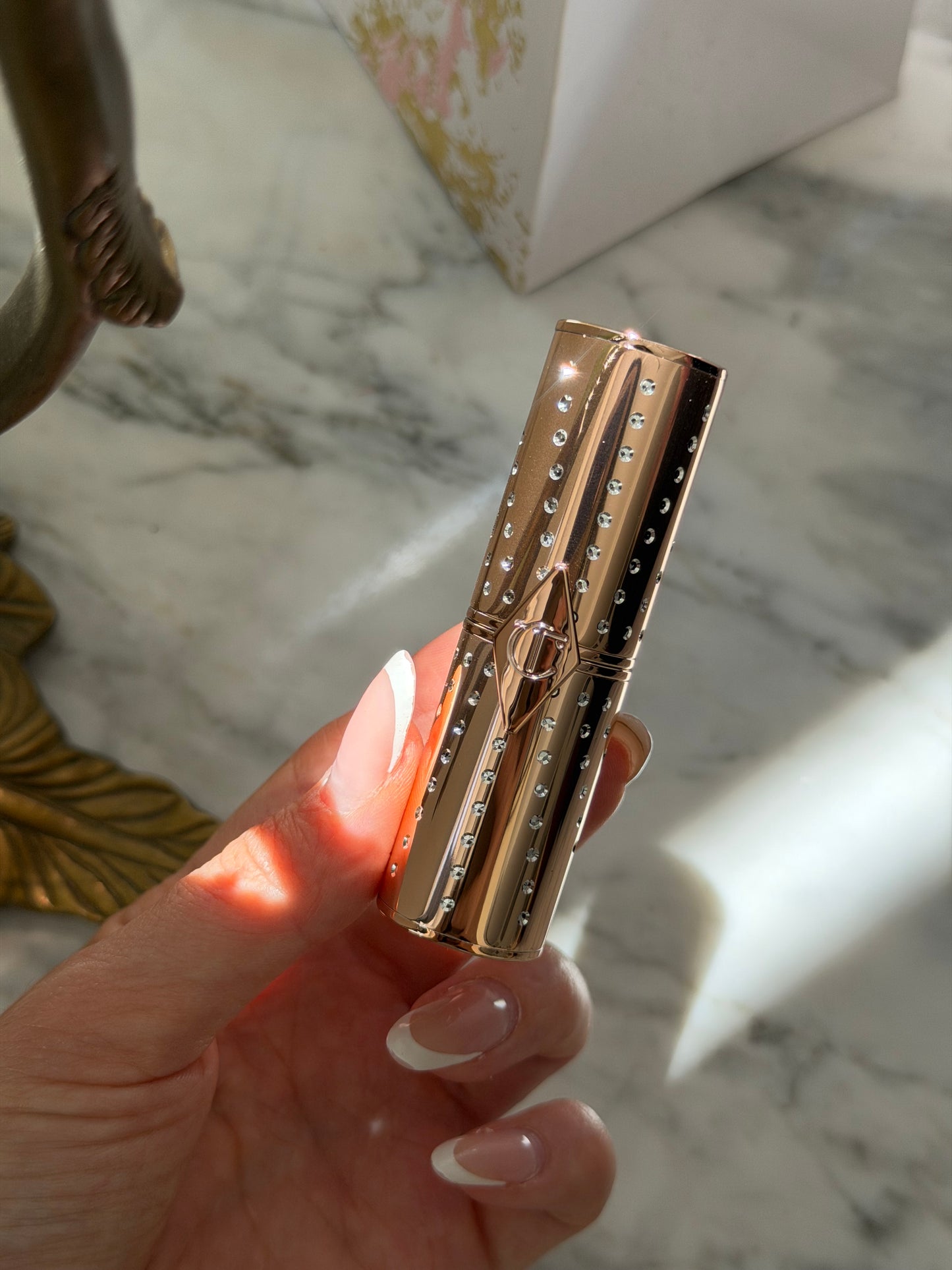 CHARLOTTE TILBURY
Look Of Love Lipstick
K.I.S.S.I.N.G - Nude Romance