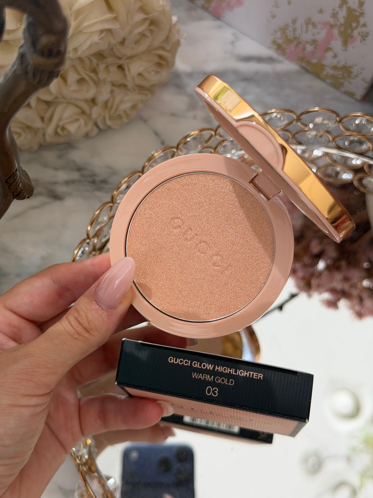 GUCCI Glow Highlighter (03)
Multi-Use Silky Illuminating Powder