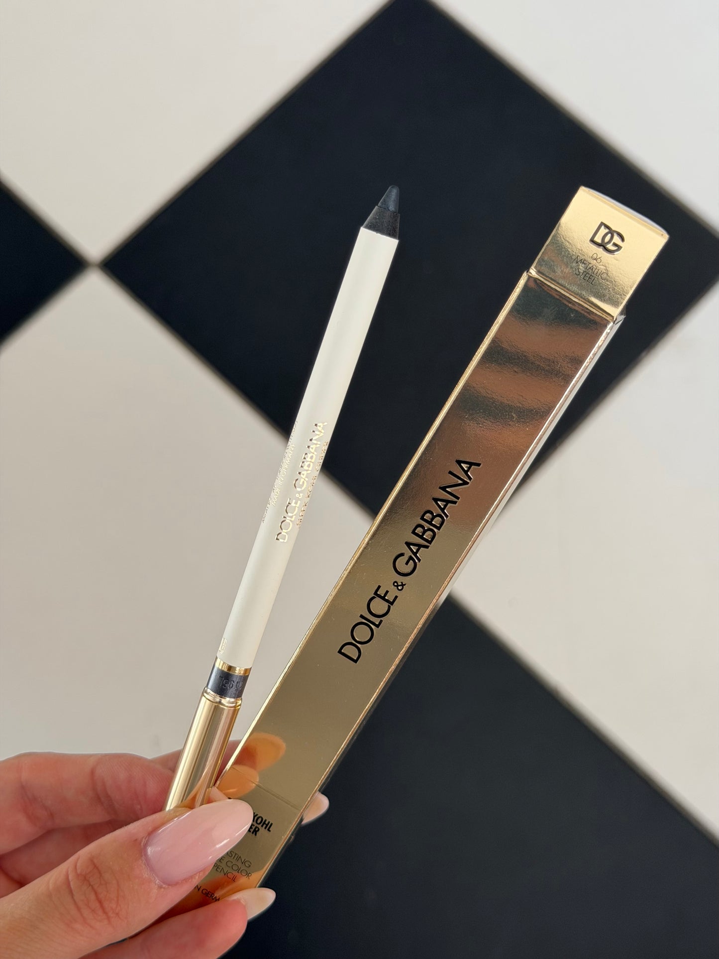 DOLCE&GABBANA Sleek Khol Glider 
10H Lasting Intense Color Eye Pencil (06)