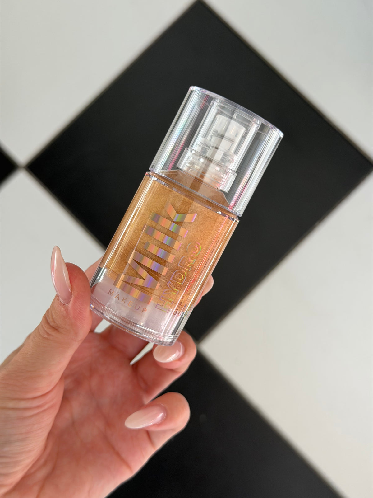 MILK MAKEUP Hydro Grip + Glow Primer
Illuminating Primer
