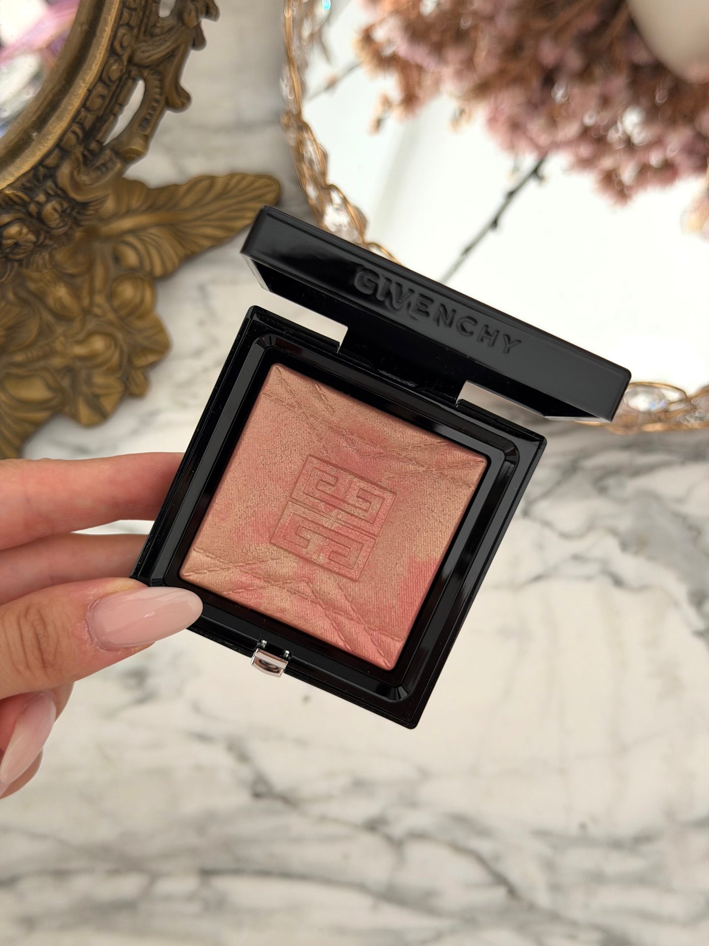 GIVENCHY Prisme Libre Highlighter Powder (004)
Long-lasting Hydrating And Marbled