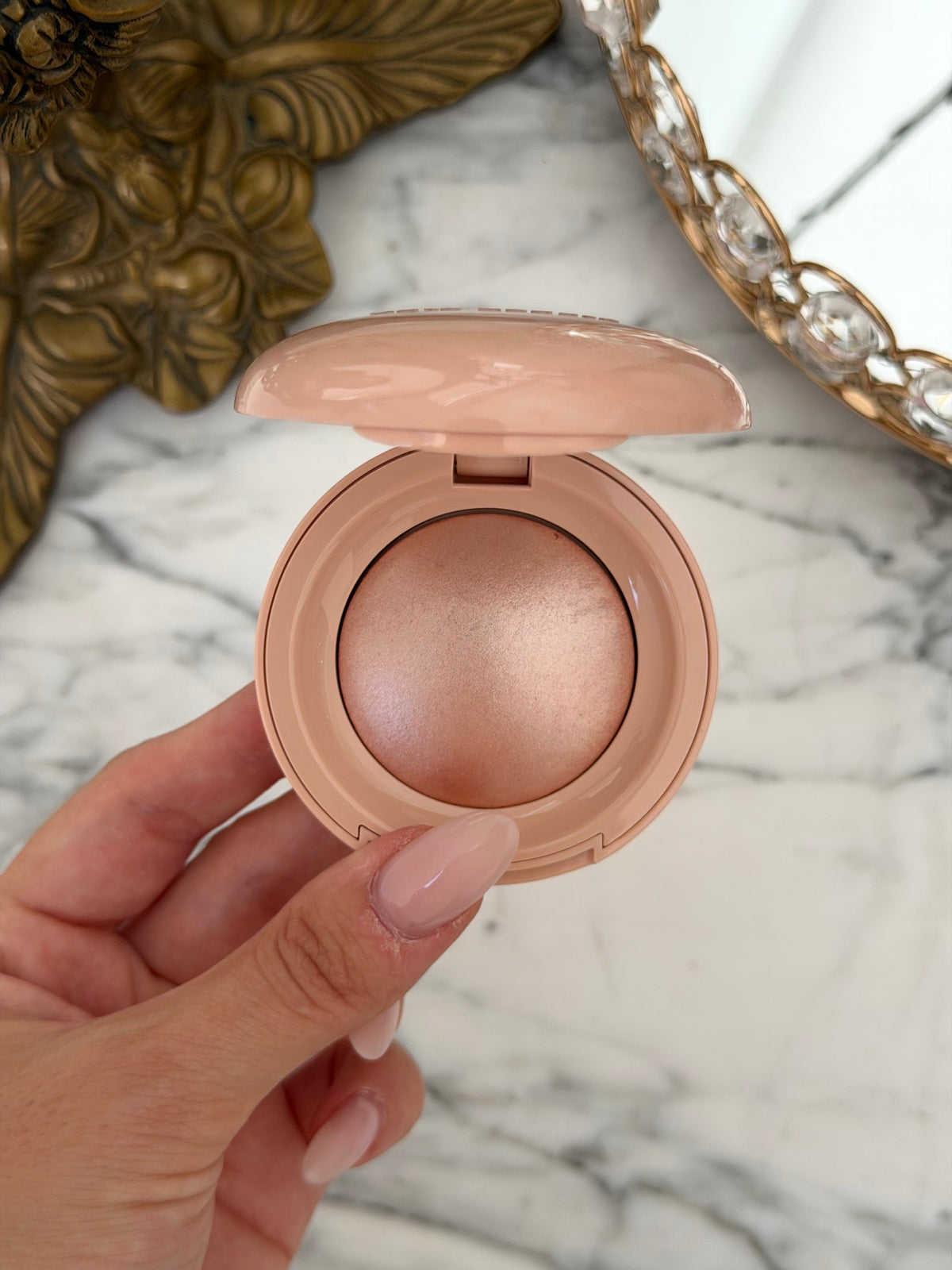RARE BEAUTY Positive Light Silky Touch Highlighter - Mesmerize