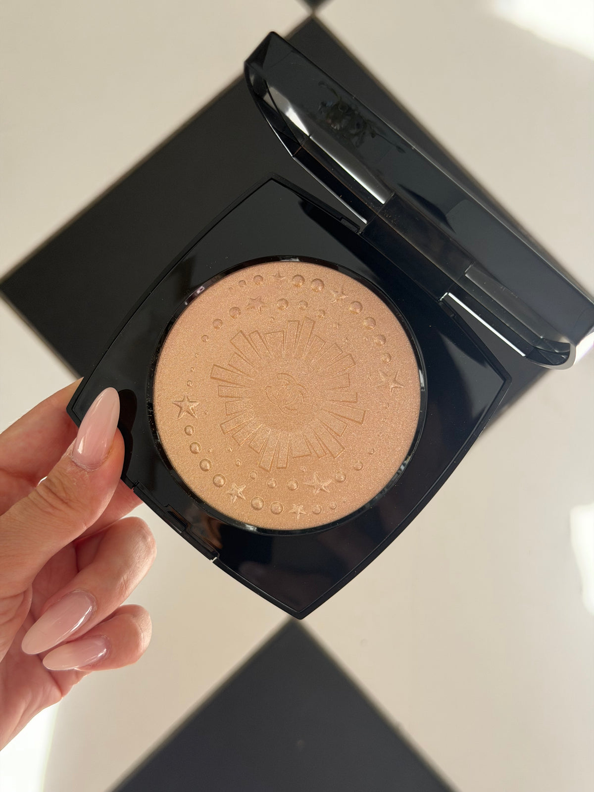 CHANEL Diamond Dust
Oversize Illuminating Powder
